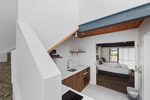 Executive Apartment with Spa Pool | Iron/ironing board, free WiFi, bed sheets, alarm clocks