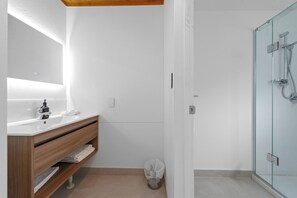 이그제큐티브 아파트 (with Spa Pool) | 욕실 | 샤워 시설, 무료 세면용품, 헤어드라이어, 타월