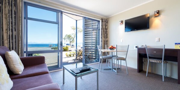 Suite, 1 Schlafzimmer, Seeblick | Schreibtisch, kostenloses WLAN, Bettwäsche