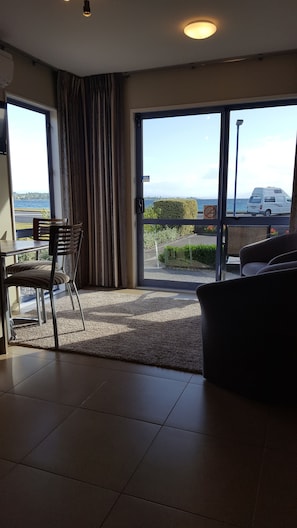 Basic-Apartment, 1 King-Bett | Wohnbereich | 32-Zoll-LCD-Fernseher mit Premium-TV-Sendern, Fernseher