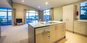 Premium-Apartment, 2 Schlafzimmer | Schreibtisch, kostenloses WLAN, Bettwäsche