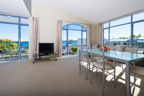Premium-Apartment, 2 Schlafzimmer | Schreibtisch, kostenloses WLAN, Bettwäsche