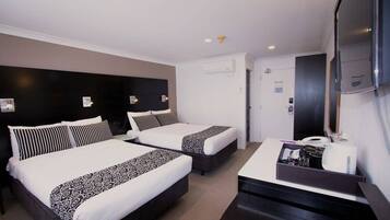 Habitación superior, 2 camas matrimoniales | Escritorio, espacio para trabajar con laptop y cortinas blackout