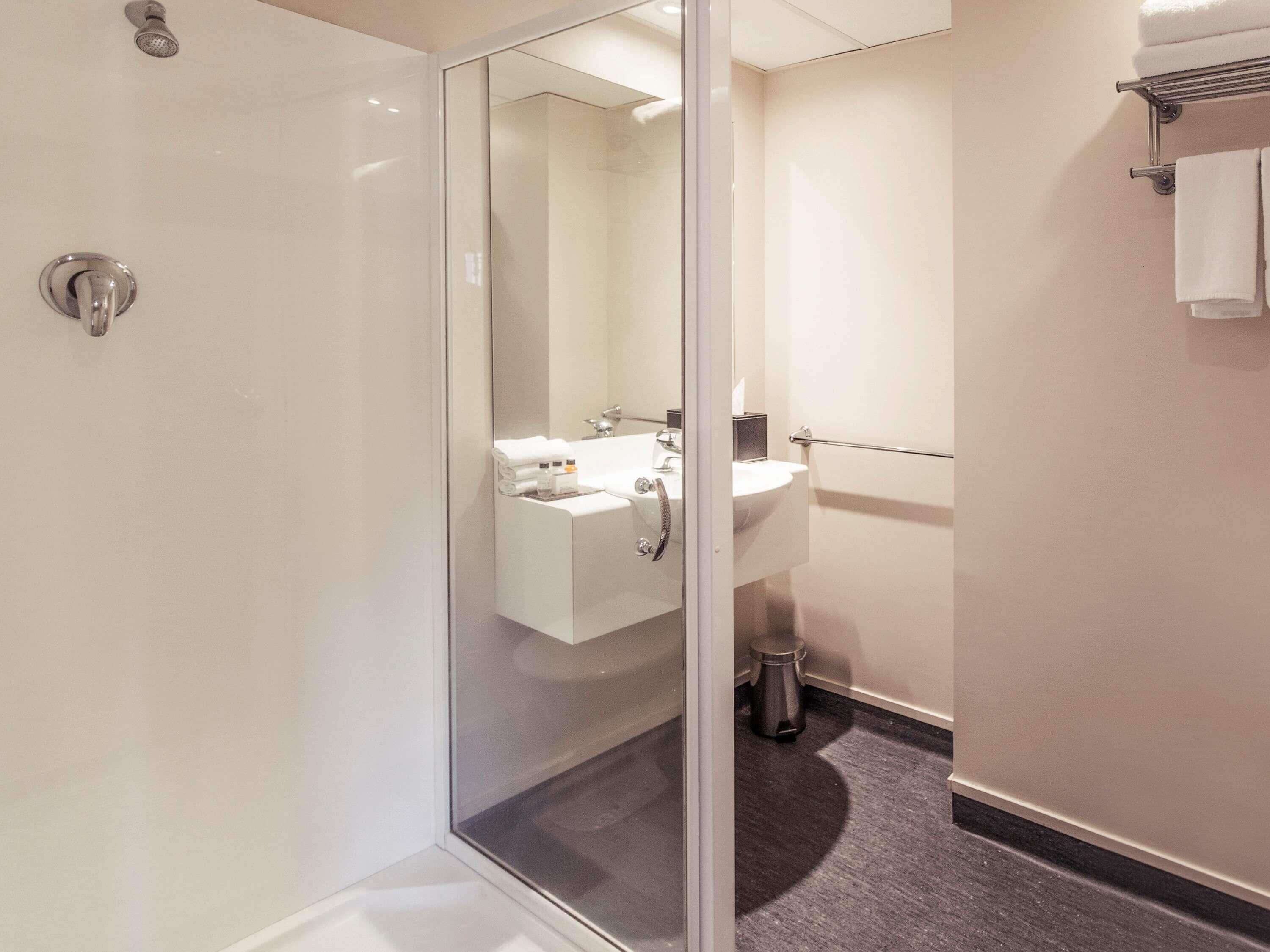 Una scrivania, postazione laptop, tende oscuranti, ferro/asse da stiro