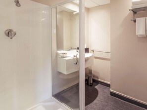 Desk, laptop workspace, blackout curtains, iron/ironing board - Mercure Wellington Abel Tasman (Wellington)