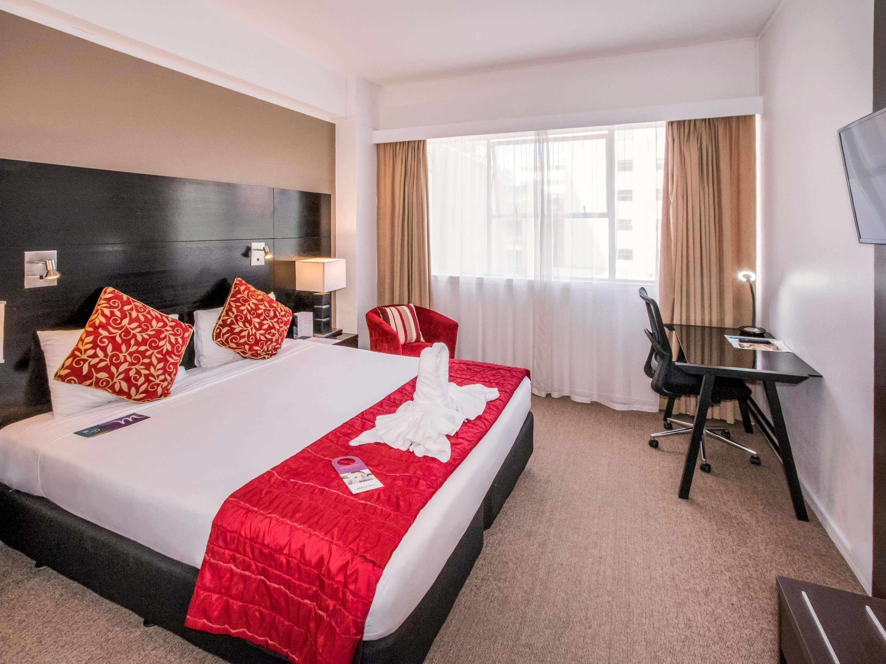 標準客房, 1 張加大雙人床 | 書桌、筆電工作空間、遮光布/窗簾、熨斗/熨衣板