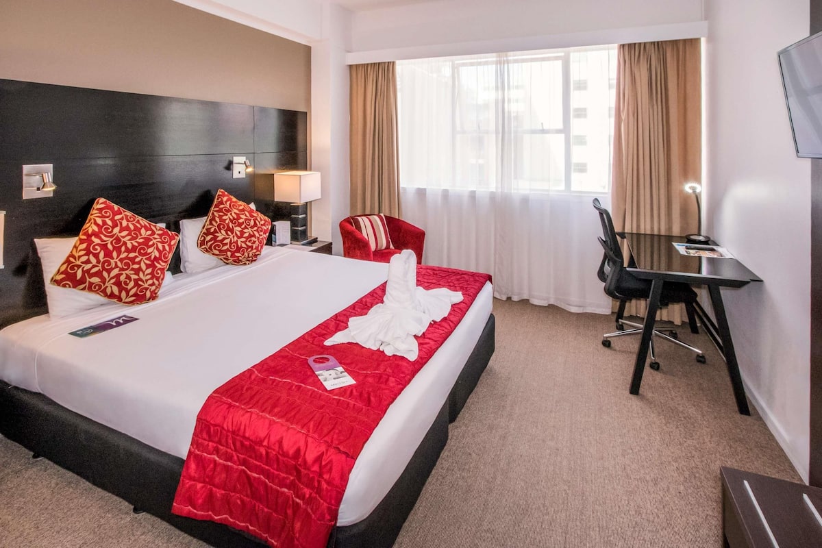 Standard Room, 1 Queen Bed | Desk, laptop workspace, blackout drapes, iron/ironing board