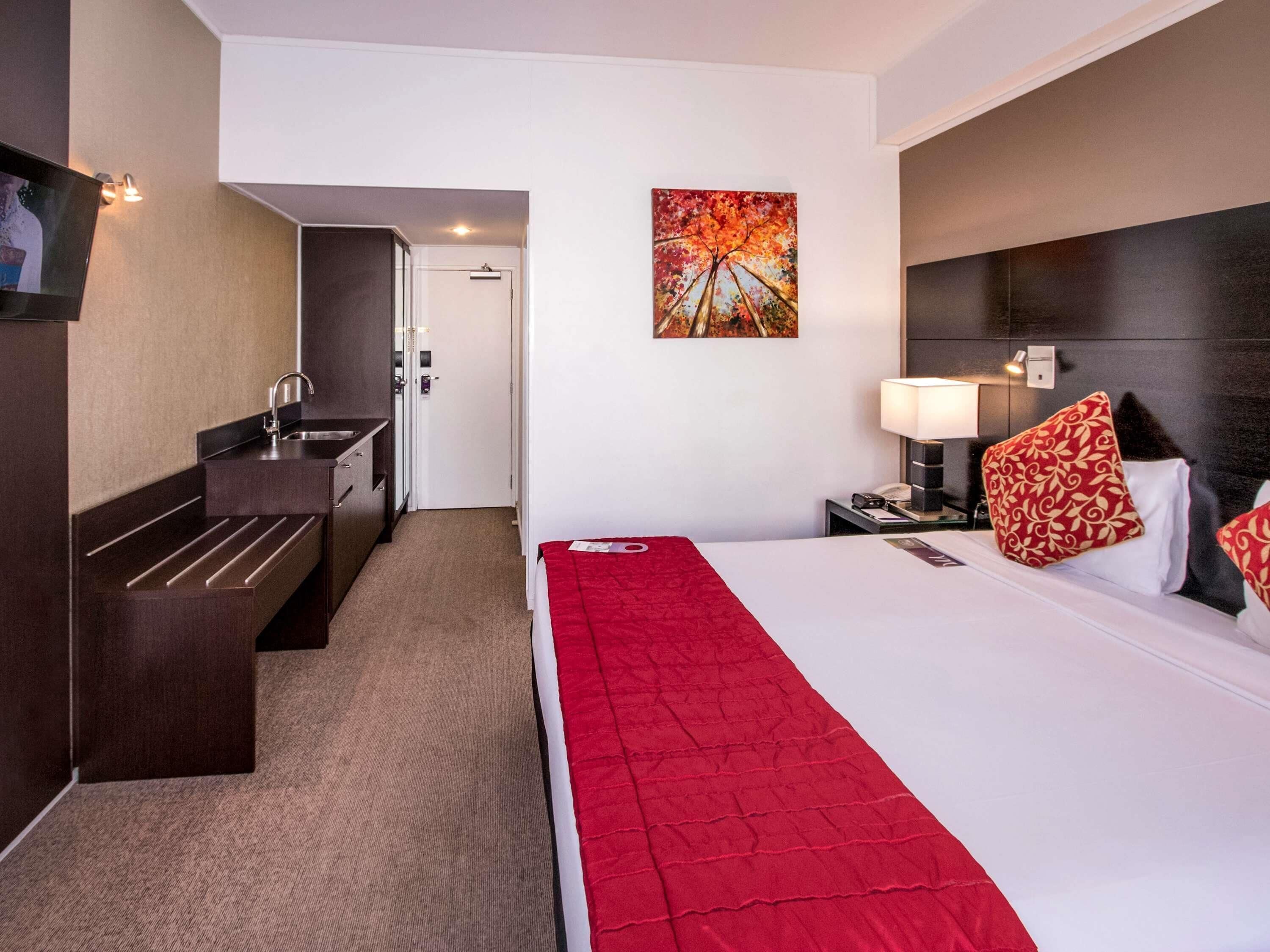 標準客房, 1 張特大雙人床 | 書桌、筆電工作空間、遮光布/窗簾、熨斗/熨衣板