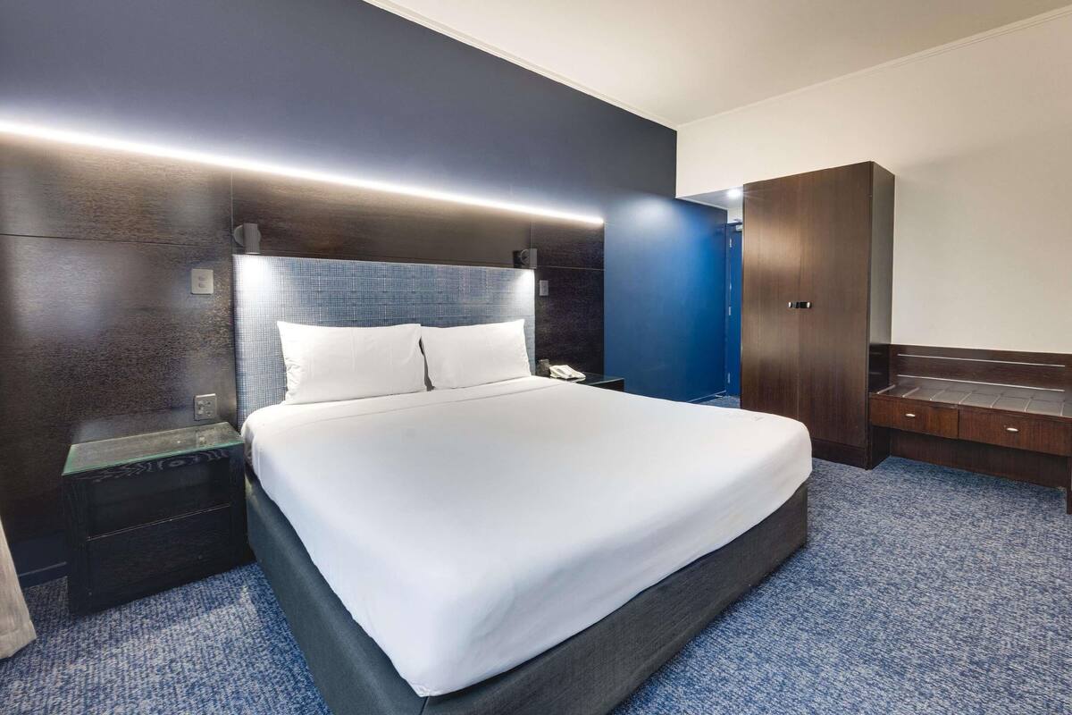 Standard Room, 1 King Bed | Desk, laptop workspace, blackout drapes, iron/ironing board