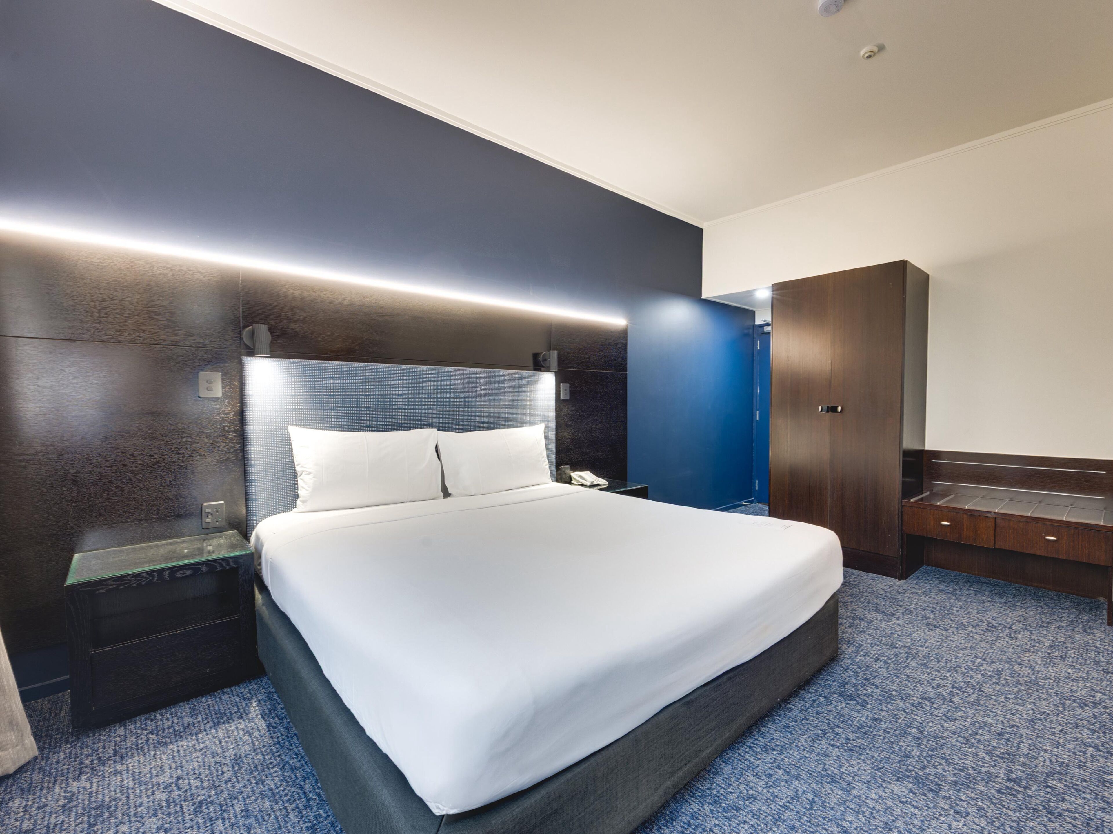 Standard Room, 1 Katil Raja (King) | Meja, ruang kerja komputer riba, langsir/tirai gelap terus 