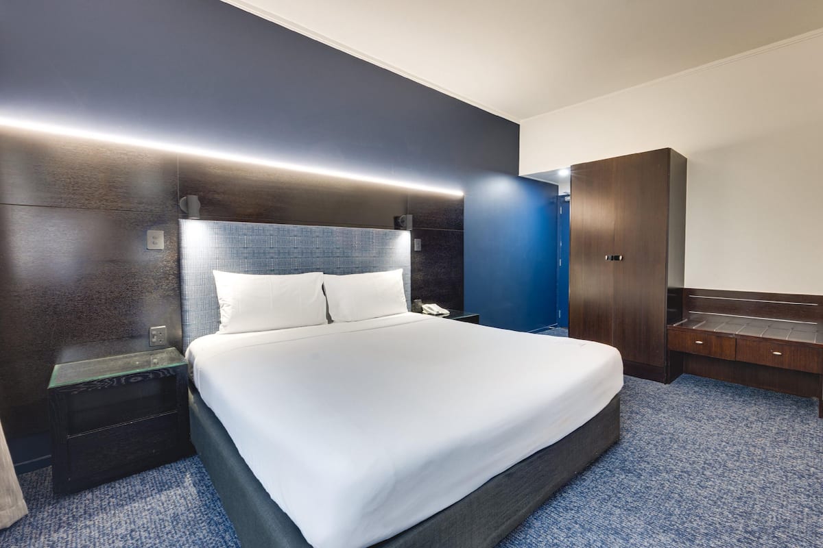 Standard Room, 1 King Bed | Desk, laptop workspace, blackout drapes, iron/ironing board