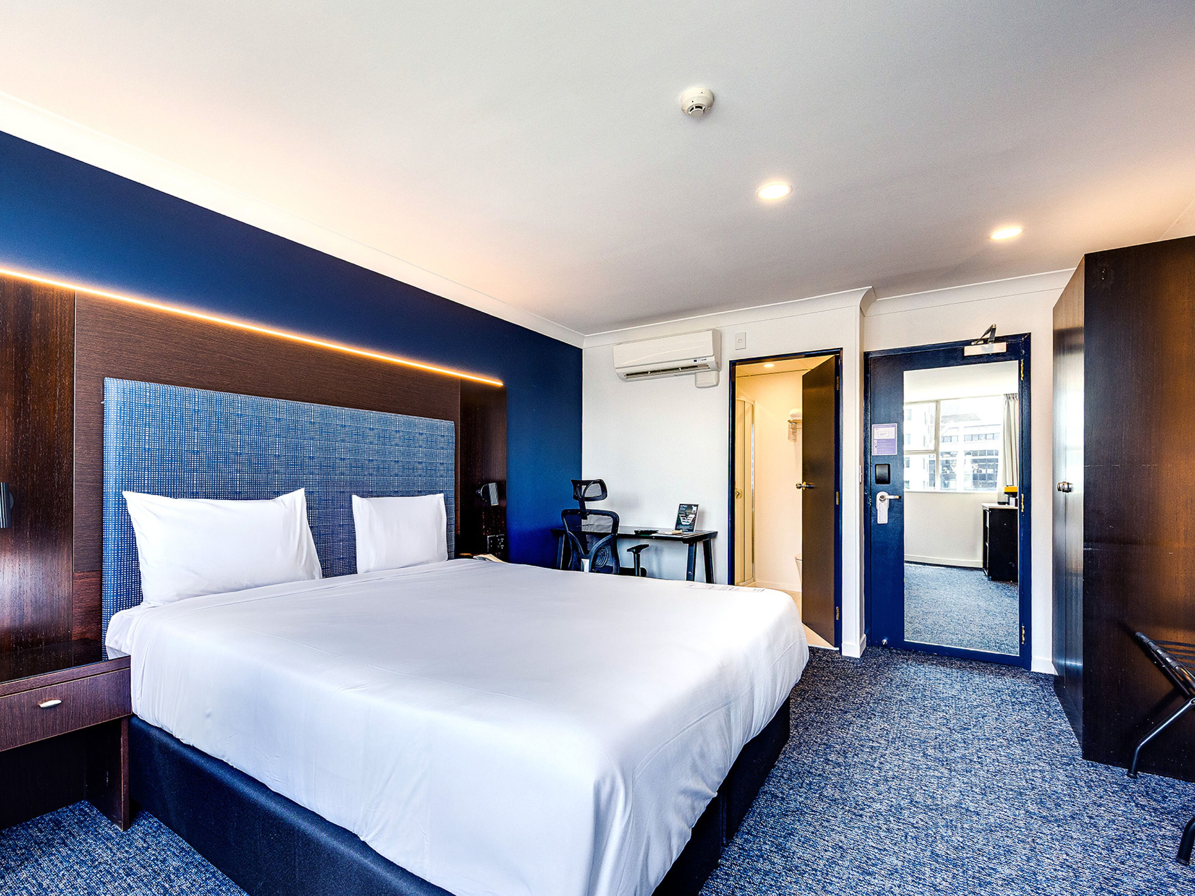 Executive Room, 1 Queen Bed | Desk, laptop workspace, blackout drapes, iron/ironing board