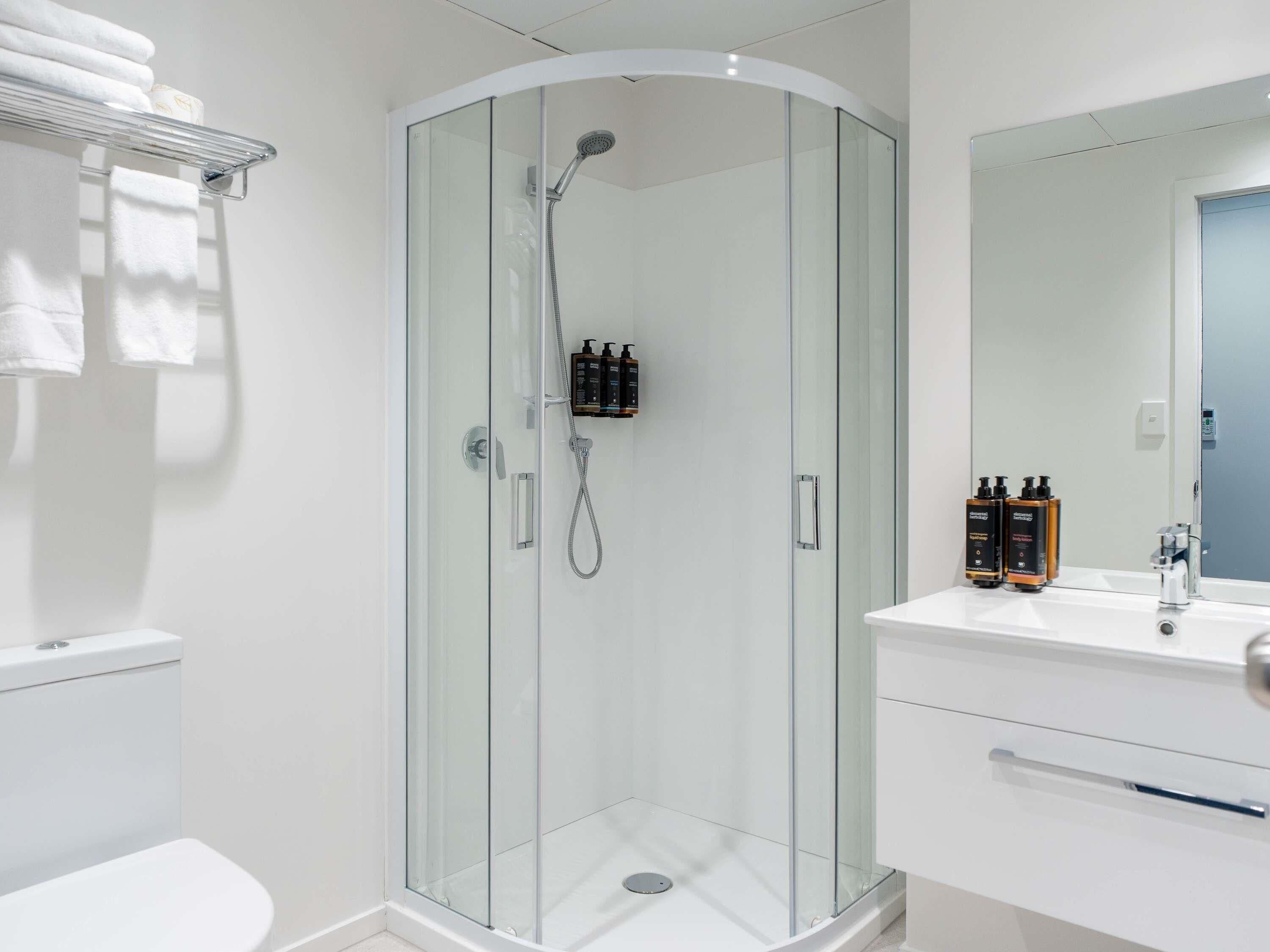 書桌、筆電工作空間、遮光布/窗簾、熨斗/熨衣板