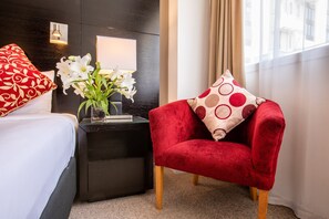 Desk, laptop workspace, blackout curtains, iron/ironing board - Mercure Wellington Abel Tasman (Wellington)