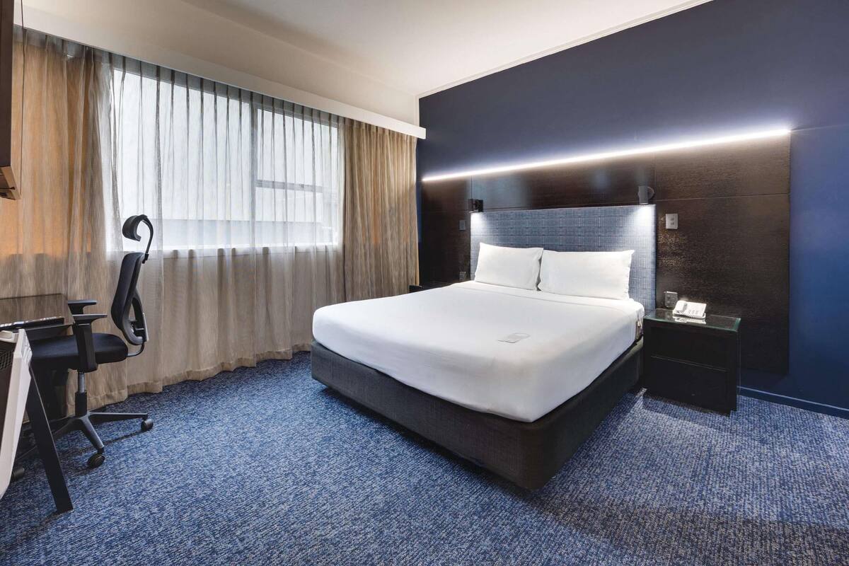 Executive Room, 1 Queen Bed | Desk, laptop workspace, blackout drapes, iron/ironing board