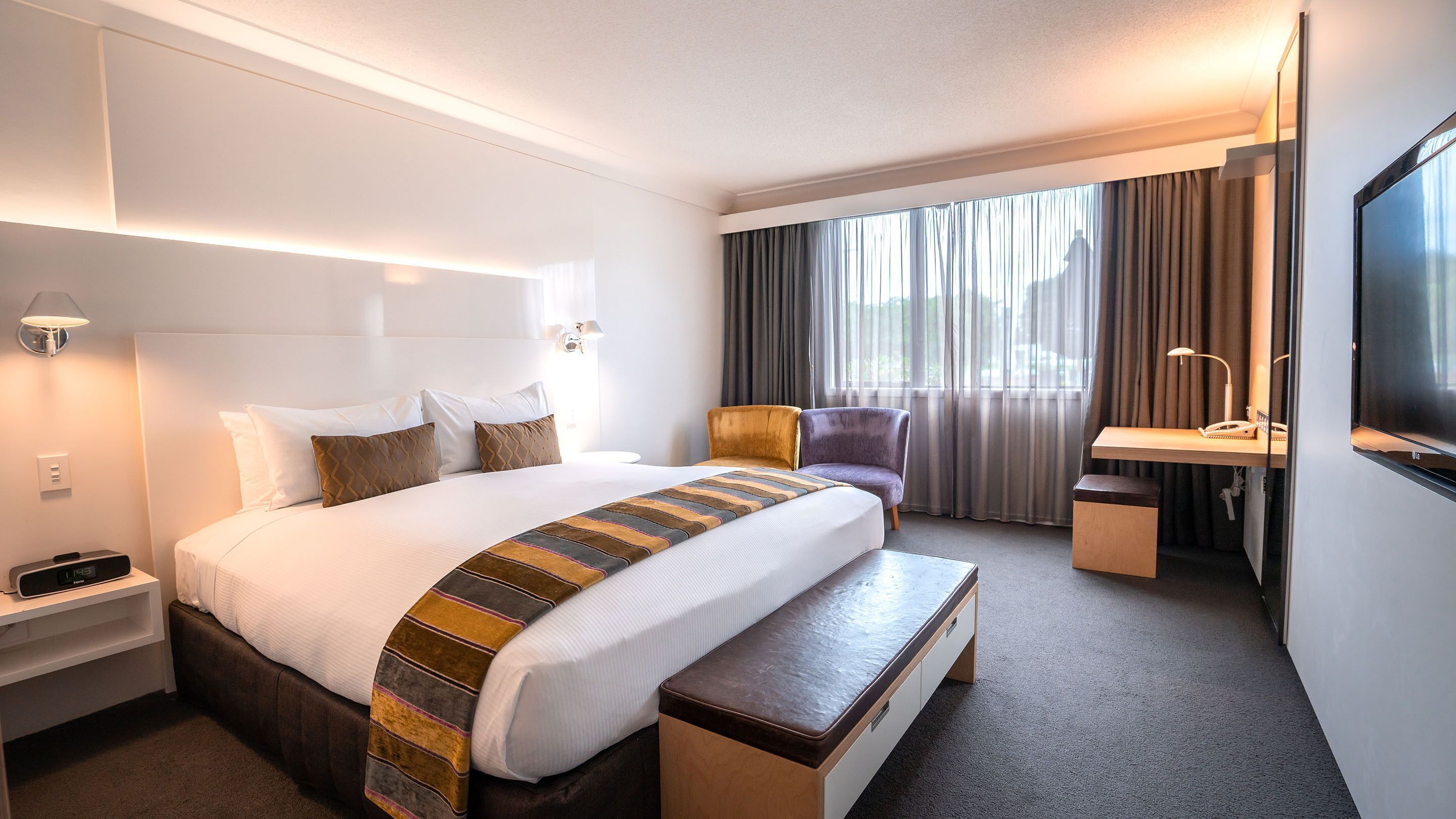 Luxe beddengoed, een minibar, een kluis op de kamer, een bureau