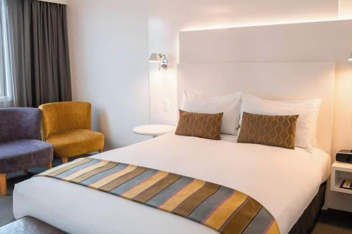Premium bedding, minibar, in-room safe, desk