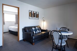 One Bedroom King | Living area | 32-inch flat-screen TV with satellite channels, TV - ASURE Highpark Motor Inn (Greymouth)