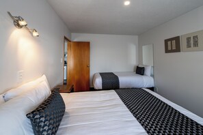 Apartamento, 1 habitación | Espacio para trabajar con un portátil y tabla de planchar con plancha