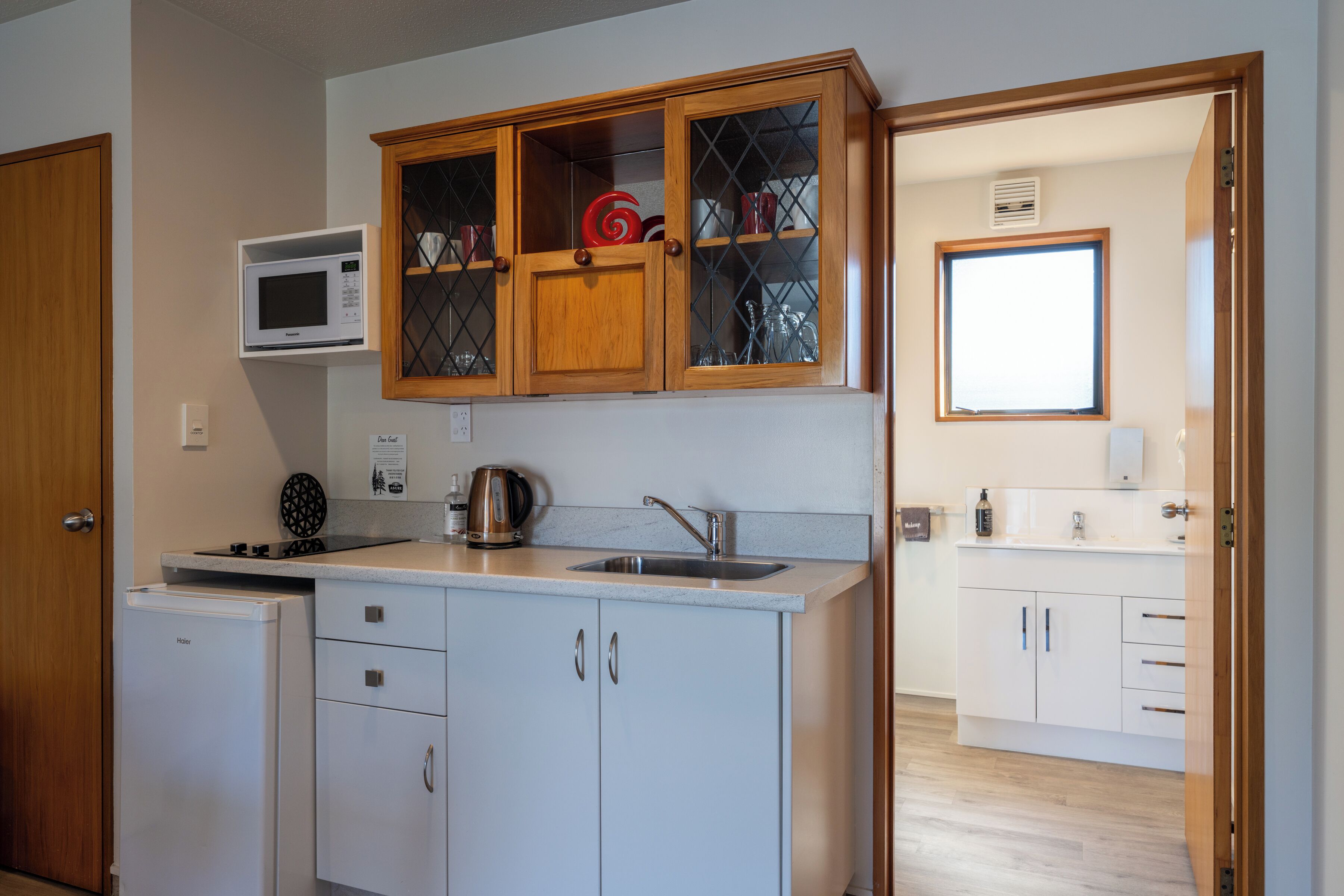 アパートメント 2 ベッドルーム バリアフリー (Shower) | 専用キッチン | 小型冷蔵庫、電子レンジ、コンロ、電気ポット