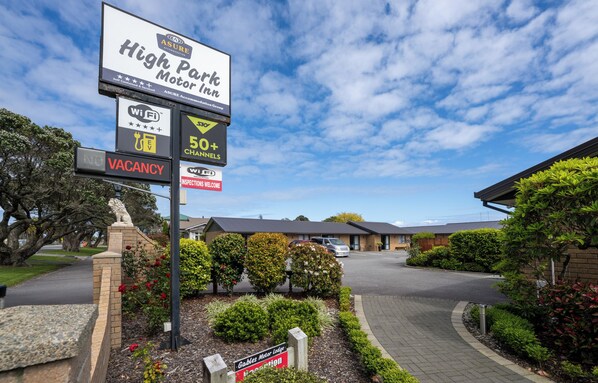 A sign for High Park Motor Inn with a vacancy notice, Wi-Fi availability, and 50+ channels.