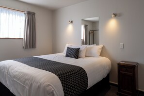 One Bedroom King | Laptop workspace, iron/ironing board, free WiFi, bed sheets