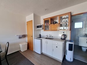 Apartamento, 2 habitaciones, accesible para personas con discapacidad (Shower) | Cocina privada | Frigorífico pequeño, microondas, placa de cocina y hervidor eléctrico