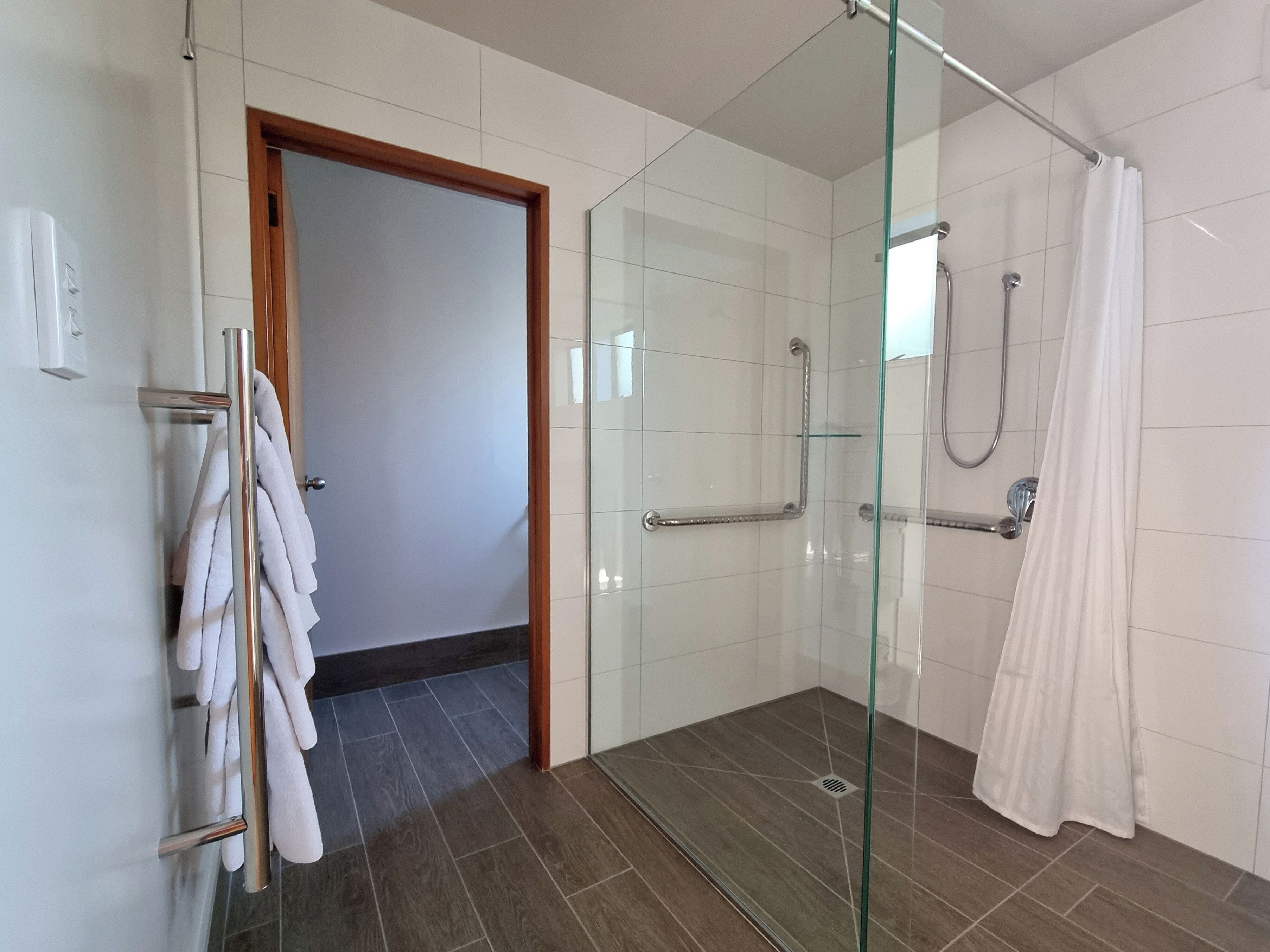 Apartamento, 2 habitaciones, accesible para personas con discapacidad (Shower) | Baño | Artículos de higiene personal ecológicos, secador de pelo y toallas