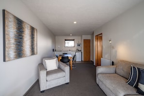 Apartment, 1 Schlafzimmer | Wohnbereich | 32-Zoll-Flachbildfernseher mit Satellitenempfang, Fernseher