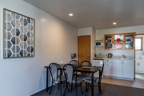 Appartement, 2 chambres | Repas dans la chambre