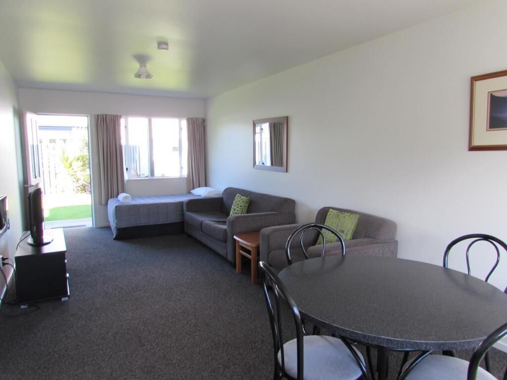 Living area | 32-inch LCD TV with satellite channels, TV