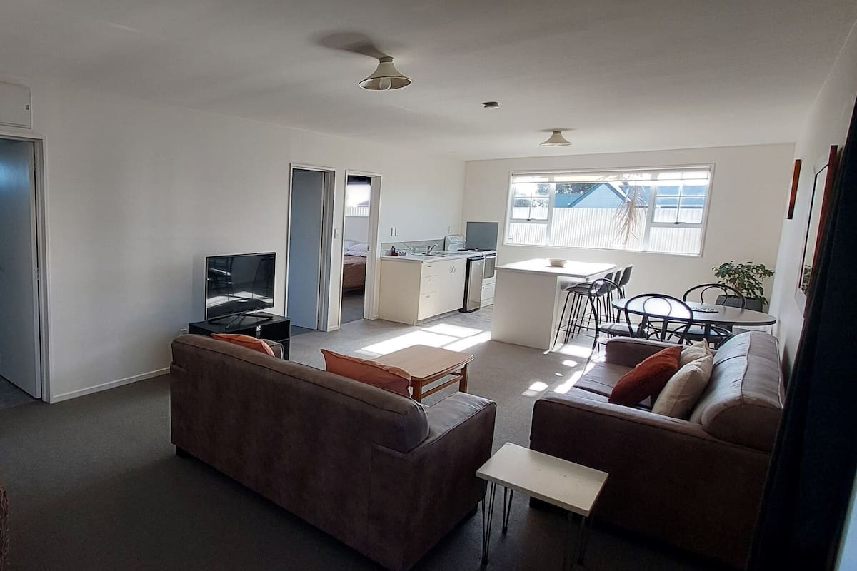 Suite Standard, 2 chambres, non-fumeur, cuisine (Suite) | Aire de séjour | Téléviseur ACL de 32 po avec télévision par satellite, téléviseur