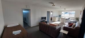 Standard Suite, 2 Bedrooms, Non Smoking, Kitchen (Suite) | Ruang tamu | 32 inci televisyen LCD dengan satelit, TV 