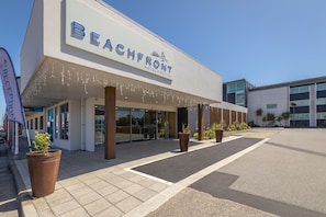 Property entrance - Beachfront Hotel (Hokitika)