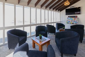 Lobby-lounge