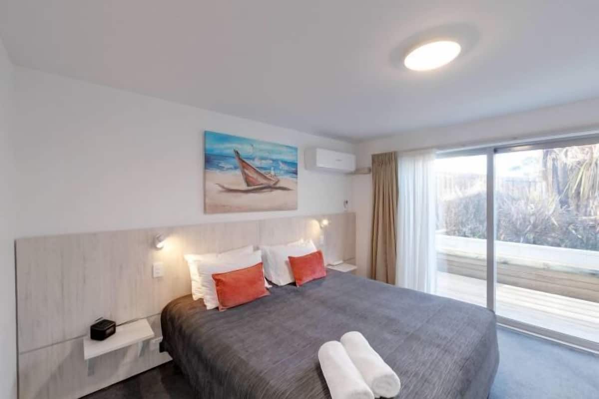2 bedrooms, in-room safe, desk, blackout curtains