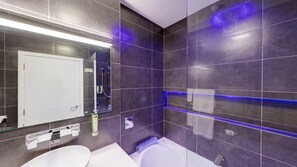 Ocean View Penthouse Suite | Bathroom | Free toiletries, hair dryer, towels - Beachfront Hotel (Hokitika)