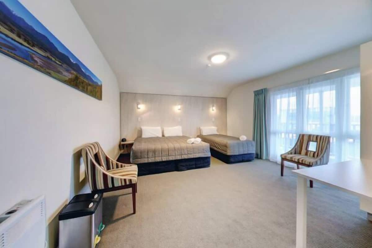 2 bedrooms, in-room safe, desk, blackout curtains