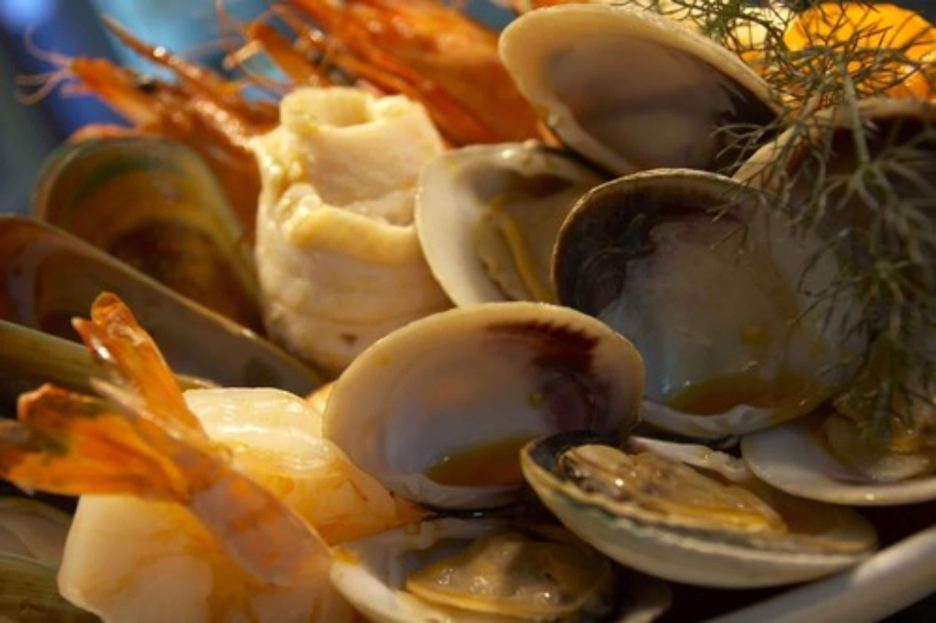 Una variedad de mariscos, incluyendo camarones, almejas y mejillones.