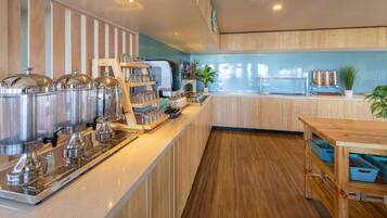 Desayuno buffet (NZD 32.00 por persona)