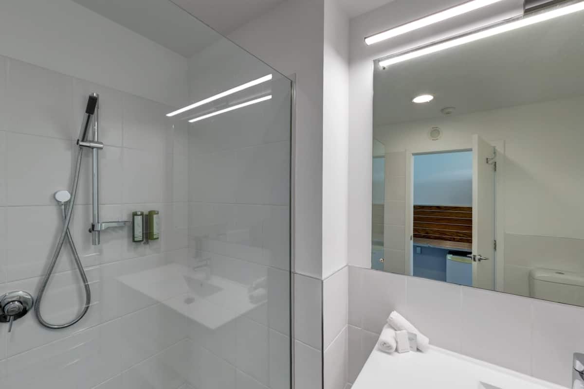 ocean view deluxe twin room | bathroom | free toiletries, hair dryer, towels