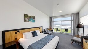 خزنة داخل الغرفة ومكتب وستائر تعتيم ومكواة/لوح كي