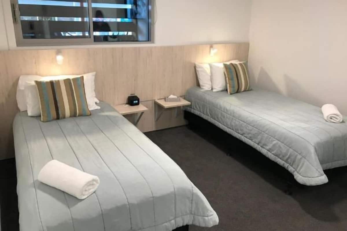 2 bedrooms, in-room safe, desk, blackout curtains