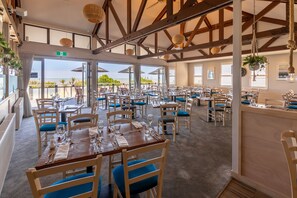 Petit-déjeuner, déjeuner et dîner servis sur place, vue sur la plage