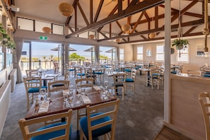 Ofereix vistes a la platja i s'hi serveixen esmorzars, dinars i sopars