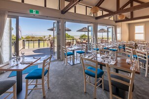 供应早餐、午餐和晚餐，海滩景观