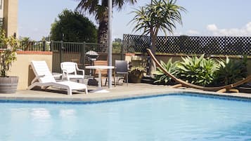 Una piscina al aire libre de temporada