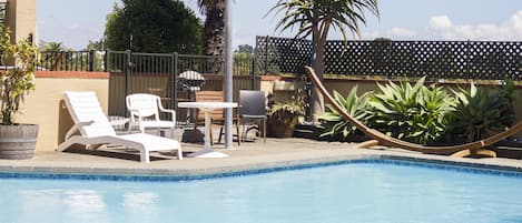 Una piscina al aire libre de temporada