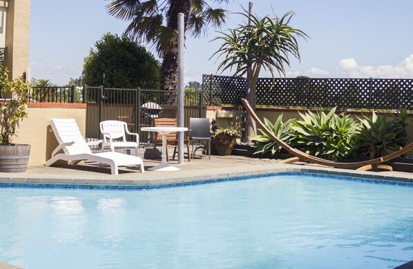 Una piscina al aire libre de temporada