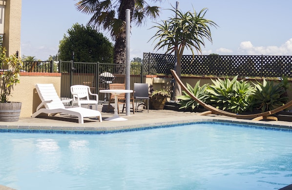 Una piscina al aire libre de temporada